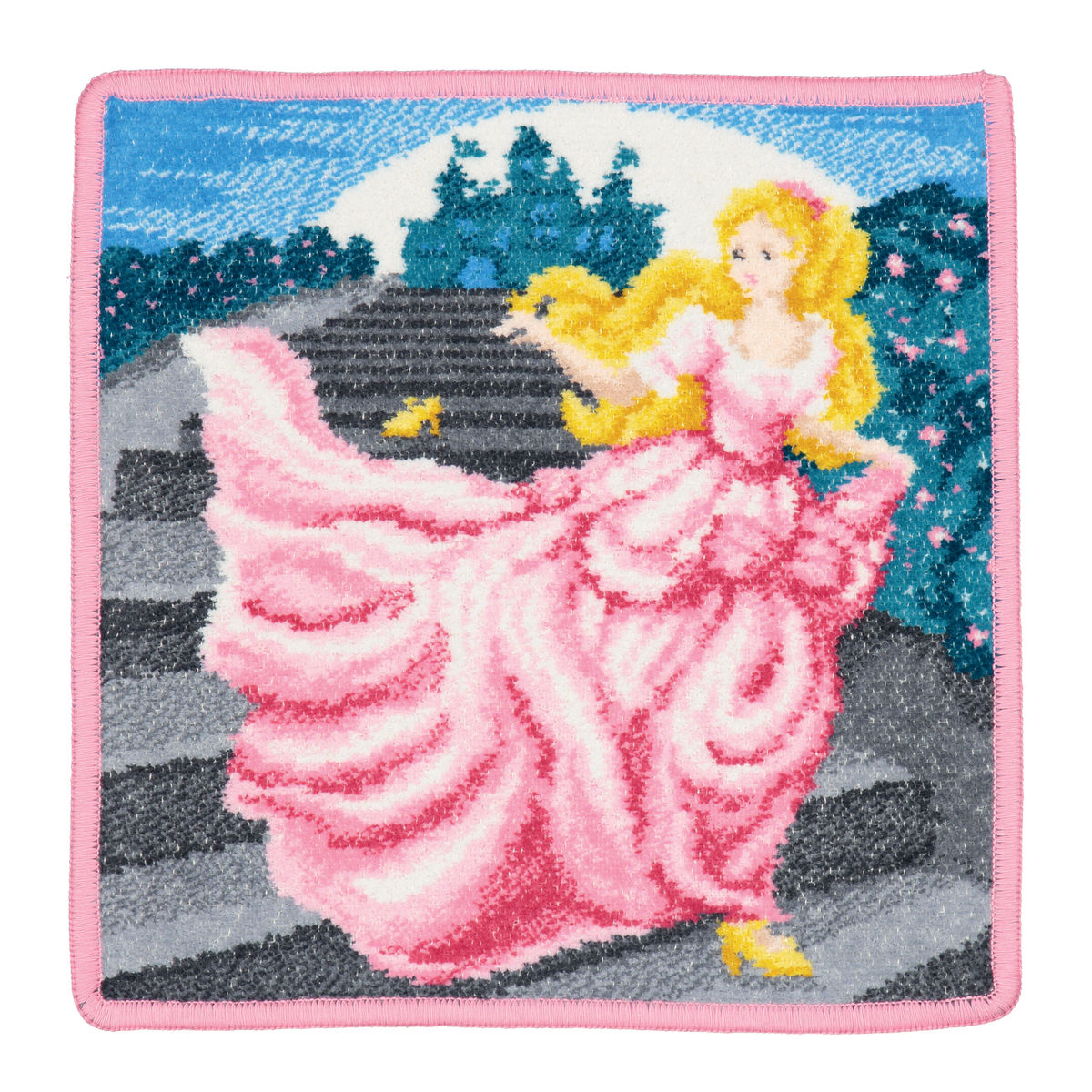 Das Bild zeigt ein buntes Seiftuch mit einem Märchenmotiv, auf dem eine Prinzessin in einem rosa Kleid eine Treppe hinunterläuft. Im Hintergrund sind Bäume und ein Nachthimmel zu sehen.