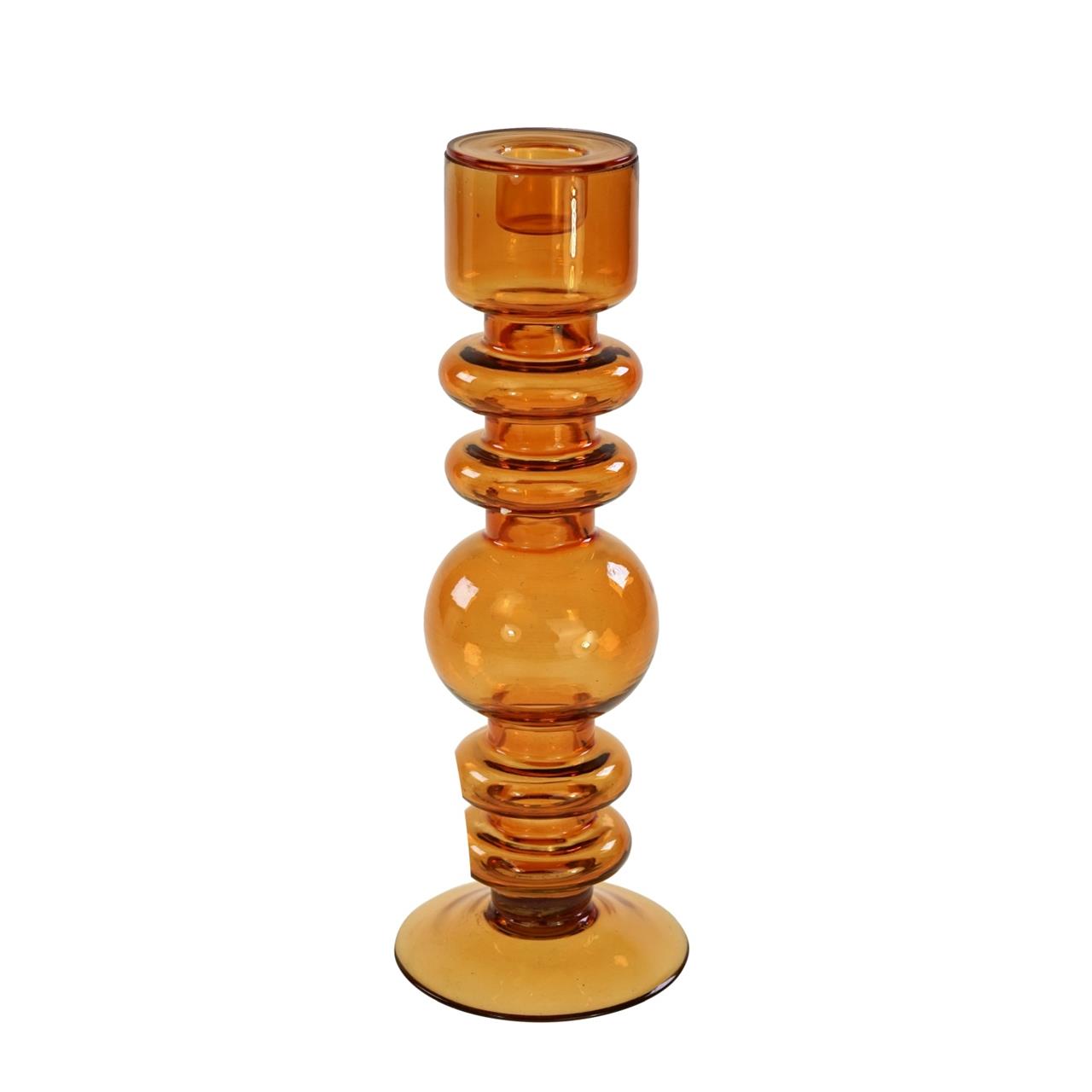 Der Kerzenleuchter Como ist aus orangefarbenem Glas gefertigt und hat ein modernes, rundes Design. Er misst 9x9x25 cm und eignet sich ideal für Stabkerzen.