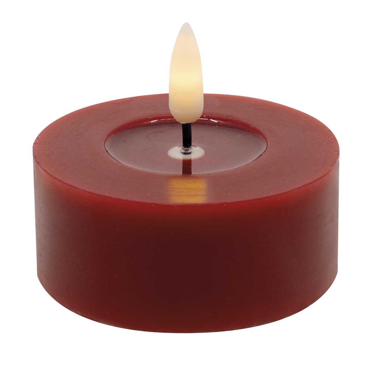 Auf dem Bild ist ein LED-Teelicht aus echtem Wachs in der Farbe Winterrot zu sehen. Die Kerze hat eine realistische 3D-Flamme in warmweiß und misst 6,8 x 3 cm.