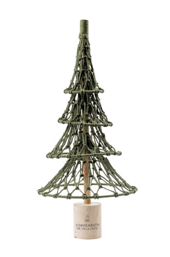 Auf dem Bild ist ein dekorativer Weihnachtsbaum aus grünem Seil zu sehen. Er steht auf einem kleinen Holzsockel mit der Aufschrift "COPPENRATH DIE SPIEGELBURG".