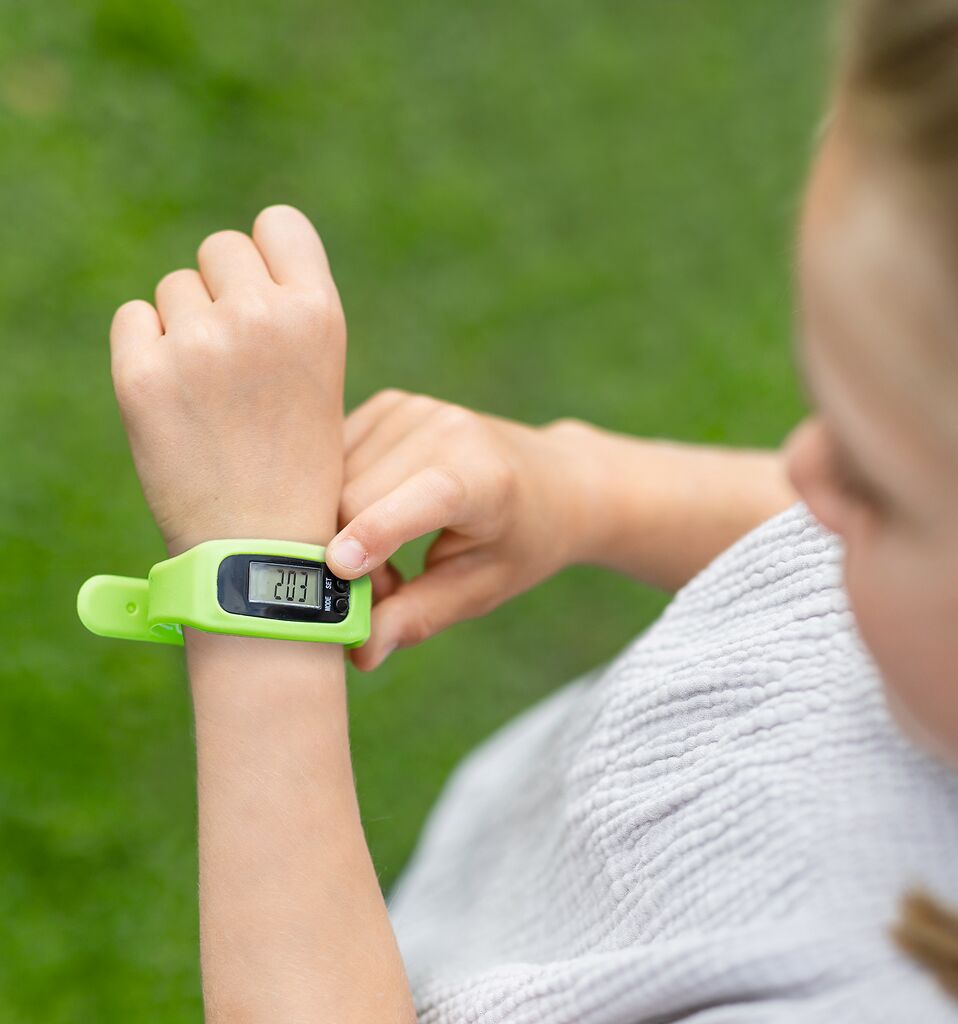 Das Produkt 'Expedition Natur 2 In 1 Schrittzähler & Uhr' wird in einer Alltagsszene verwendet. Es eignet sich für sportliche Outdoor-Aktivitäten.