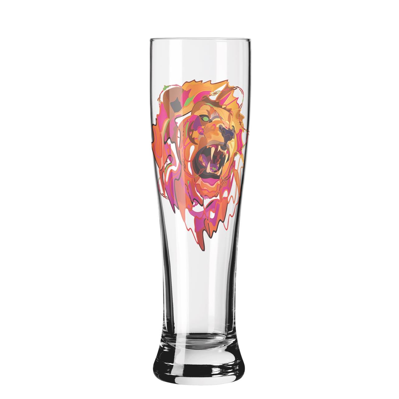 Das Bild zeigt ein Weizenglas mit einem bunten, künstlerischen Löwenkopf als Motiv. Das Glas ist Teil des Produkts "Brauchzeit Weizen 2er Set 21 22 (J. Maller) F24".