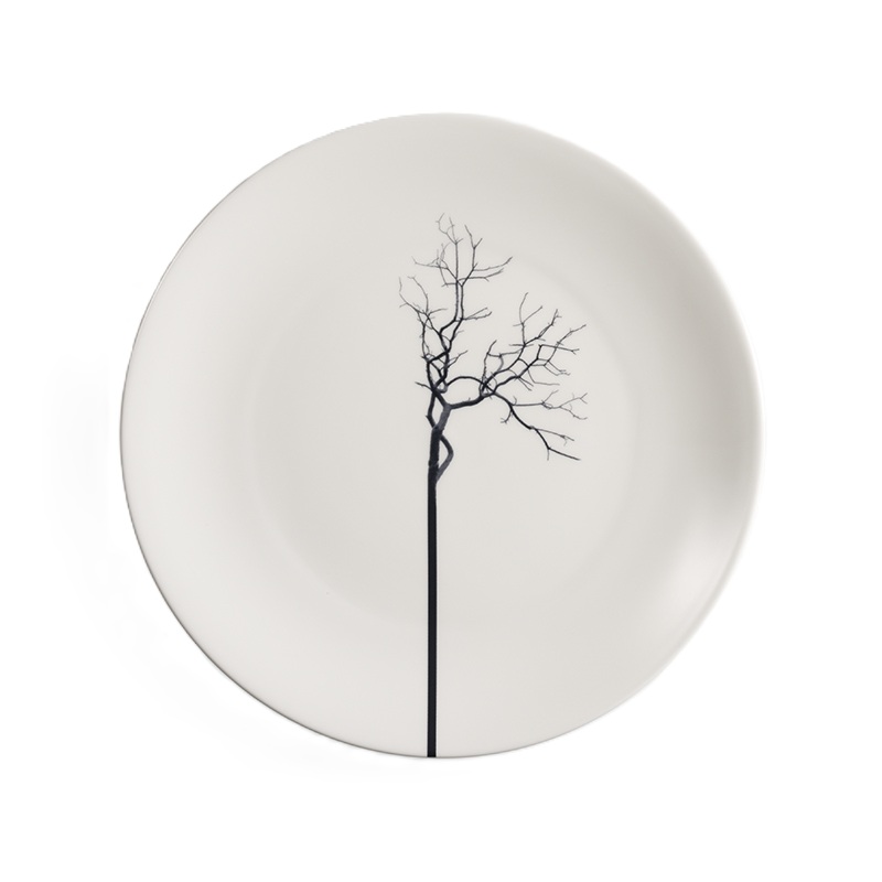 Das Bild zeigt einen flachen Teller mit einem Durchmesser von 28 cm aus der Serie Black Forest Fine Bone China. Der Teller besticht durch sein elegantes und modernes Design.