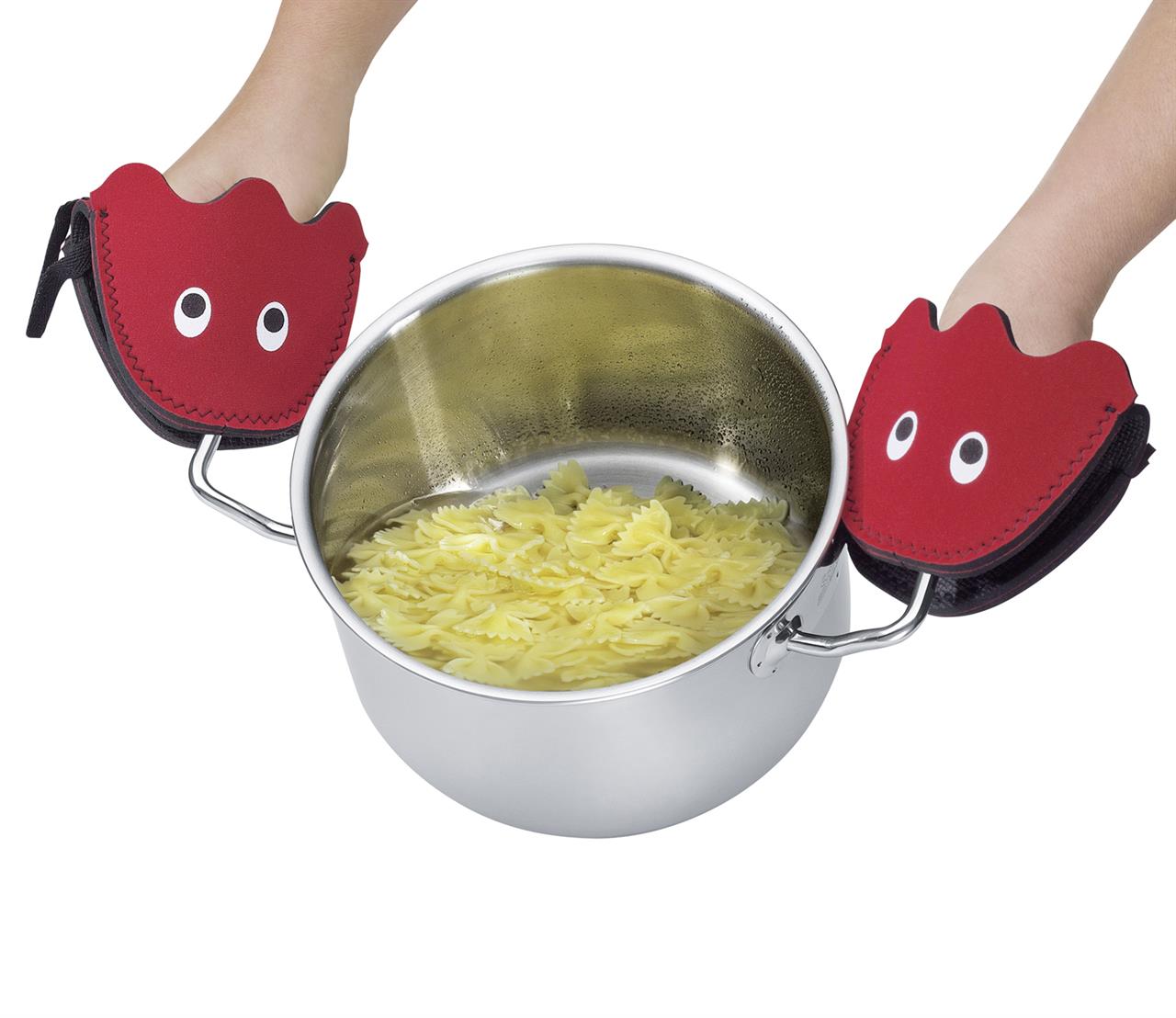 Zwei rote Topfhandschuhe mit lustigen Augen greifen die Griffe eines Kochtopfs. Im Topf wird Nudeln gekocht.