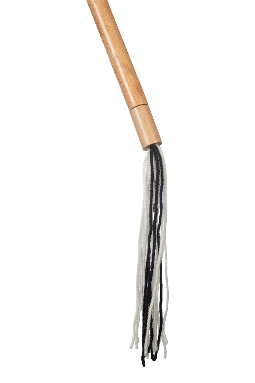 Auf dem Bild ist ein Holzstock mit langen schwarzen und weißen Wollfäden zu sehen. Es handelt sich um das Produkt „Hobby Horse -Premium- Norweger“.