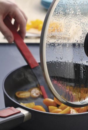 Das Produkt auf dem Bild heißt Woll. Es könnte sich um Kochgeschirr wie eine Pfanne handeln.