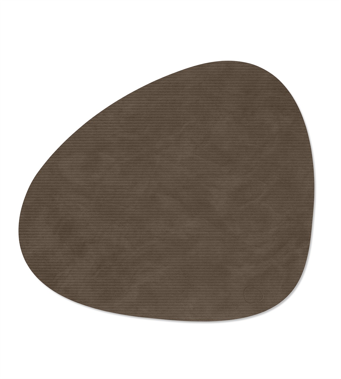 Die Abbildung zeigt eine große, unregelmäßig geformte Tischunterlage in dunkelbrauner Cordoptik. Das Produkt heißt „Table Mat Curve L Corduroy Caviar“.