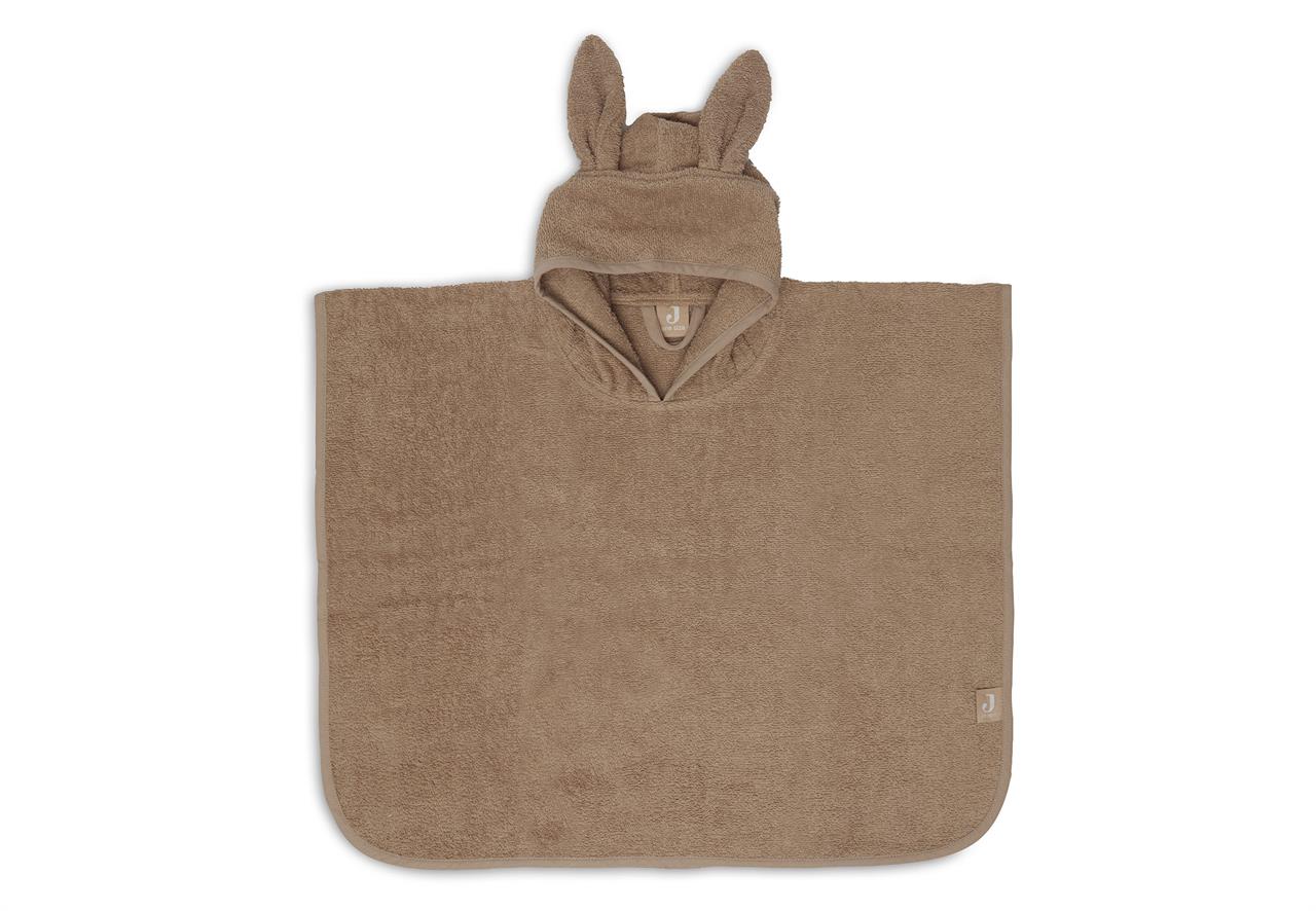 Auf dem Bild ist ein brauner Badeponcho aus Frottee zu sehen. Die Kapuze des Ponchos hat niedliche, aufgenähte Ohren.