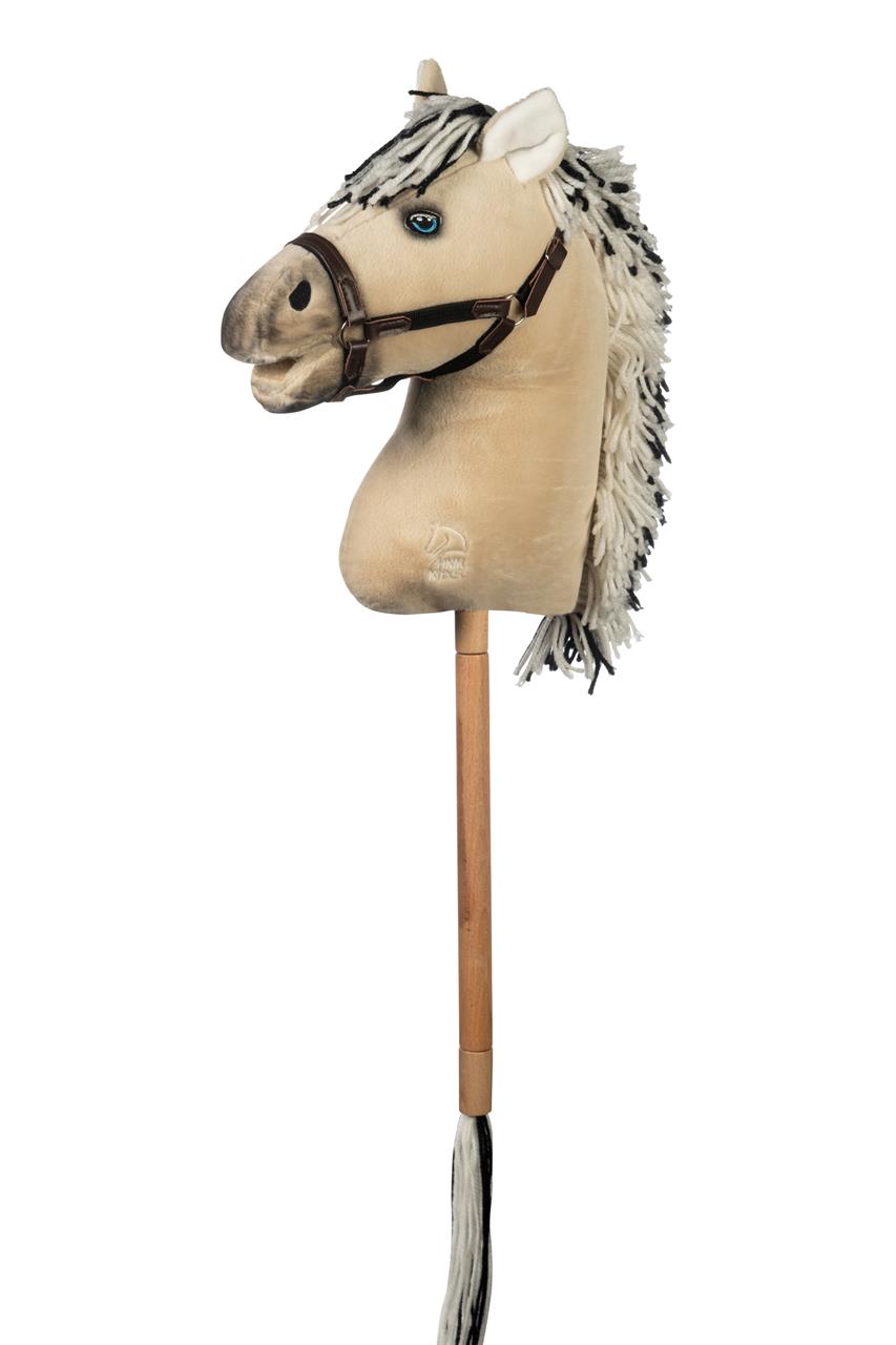 Hier ist ein Spielzeug-Steckenpferd mit einem hellbraunen Pferdekopf und einer schwarzen und weißen Mähne zu sehen. Das Produkt heißt "Hobby Horse -Premium- Norweger" und ist auf einem Holzstab befestigt.