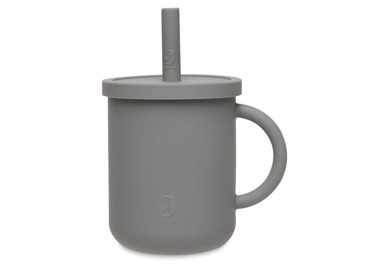 Auf dem Bild ist ein grauer Silikon-Trinkbecher mit Henkel und Deckel zu sehen. Der Becher hat einen integrierten Strohhalm und ist in der Farbe „Storm Grey“ gehalten.