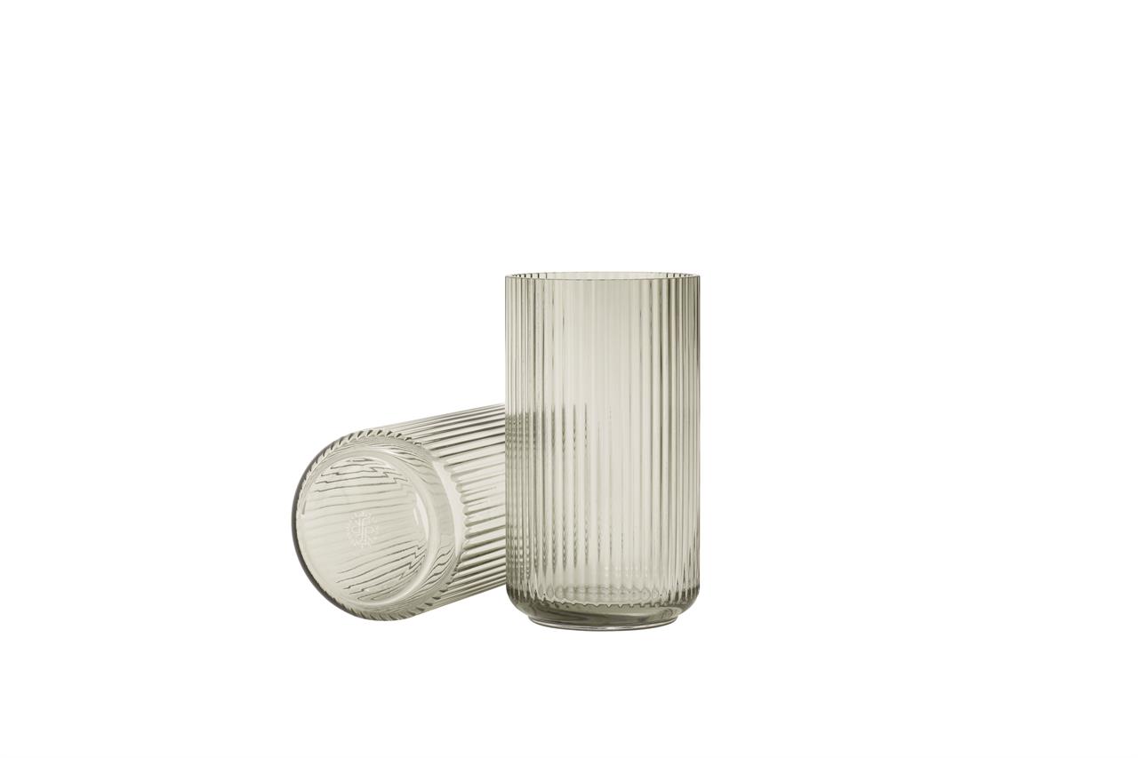 Auf dem Bild sind zwei Lyngby Vasen aus Rauchglas zu sehen, eine stehend und eine liegend. Die Vasen haben ein elegantes, geriffeltes Design und sind 31 cm hoch.