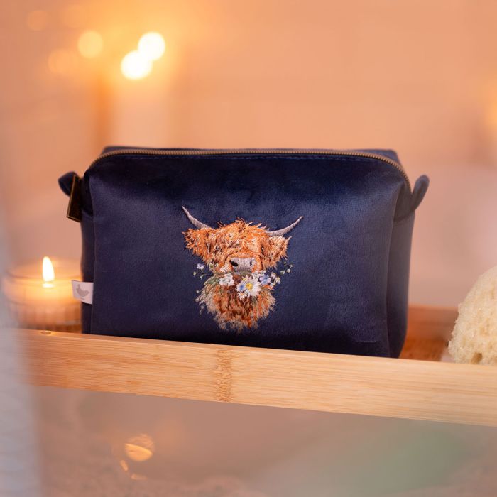 Kosmetiktasche mit Highland-Kuh-Motiv namens 'Daisy Coo'. Die Make-up-Tasche zeigt eine süße Kuh mit Blumen auf dem Kopf.