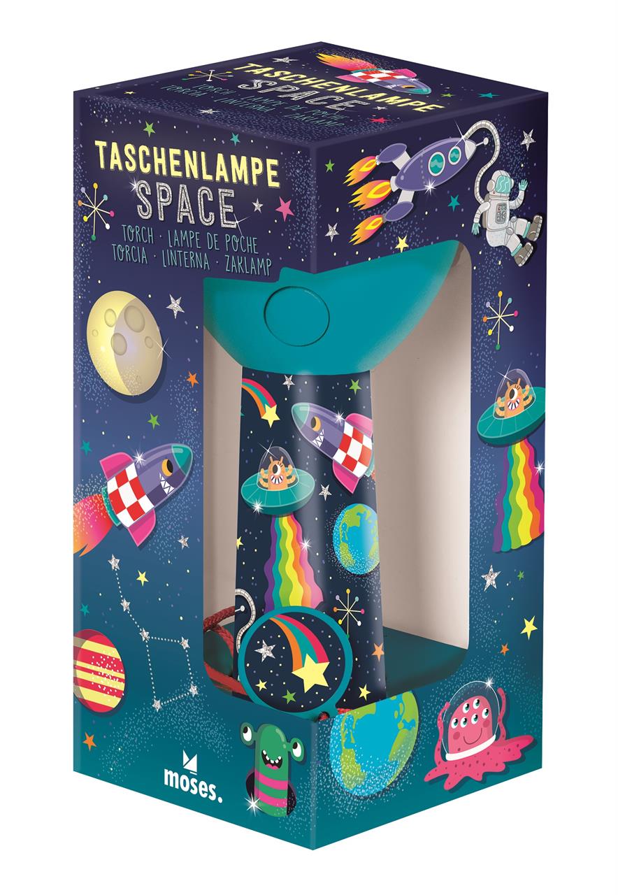 Die Verpackung zeigt eine bunte Taschenlampe mit Weltraum-Motiven wie Raketen, Aliens und Planeten. Das Produkt heißt "Taschenlampe Space" und ist von der Marke moses.