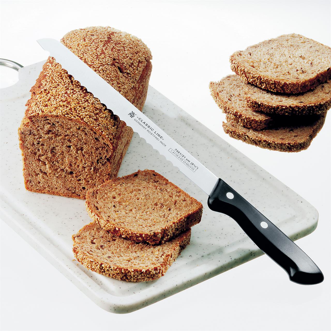 Das Bild zeigt ein Brotmesser Classic Line 21 cm, das auf einem Schneidebrett neben geschnittenem Brot liegt. Im Hintergrund sind weitere Brotscheiben zu sehen.