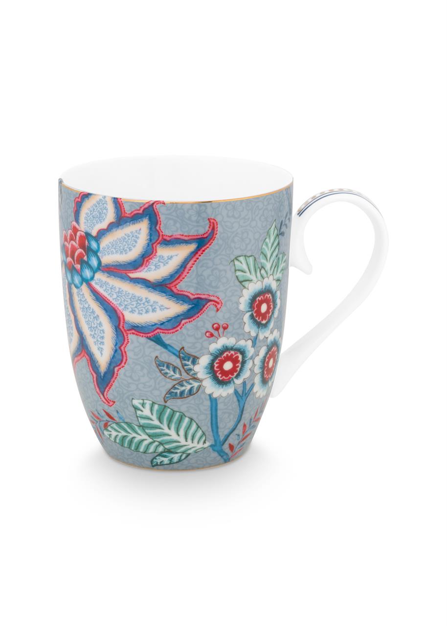 Die Abbildung zeigt einen großen Henkelbecher mit einem Fassungsvermögen von 350 ml. Der Becher ist hellblau und mit bunten Blumen im "Flower Festival"-Design verziert.