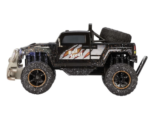 Auf dem Bild ist ein schwarzes Spielzeugauto mit großen Reifen zu sehen. Auf der Seite steht „Bull Scout“ und das Auto hat viele weiße und orangefarbene Spritzer.