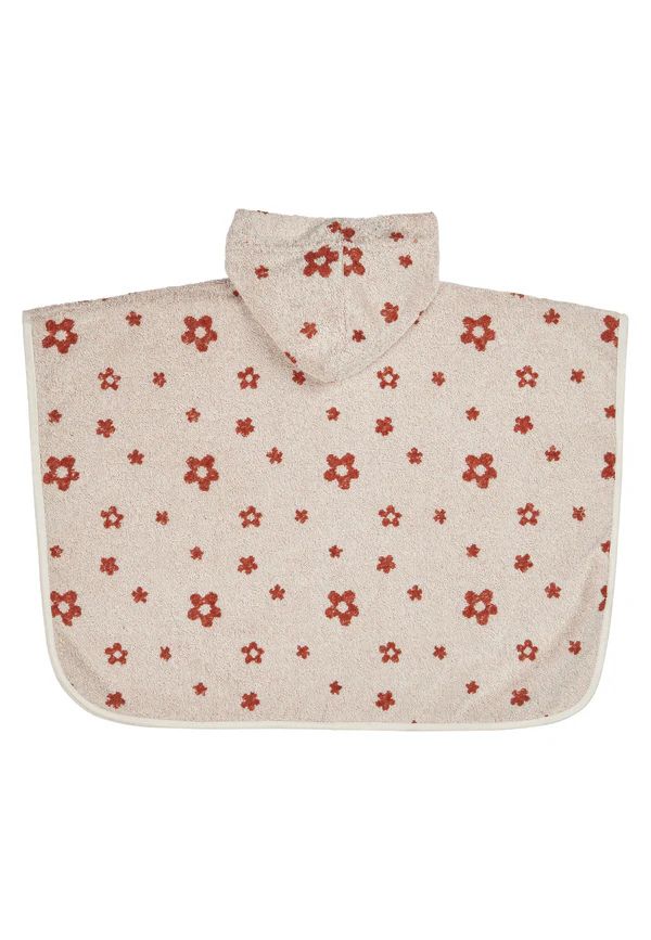 Der Badeponcho "Bauernhof Blumen" ist beige und mit roten Blumen bedruckt. Er hat eine Kapuze und ist ideal zum Abtrocknen nach dem Baden.
