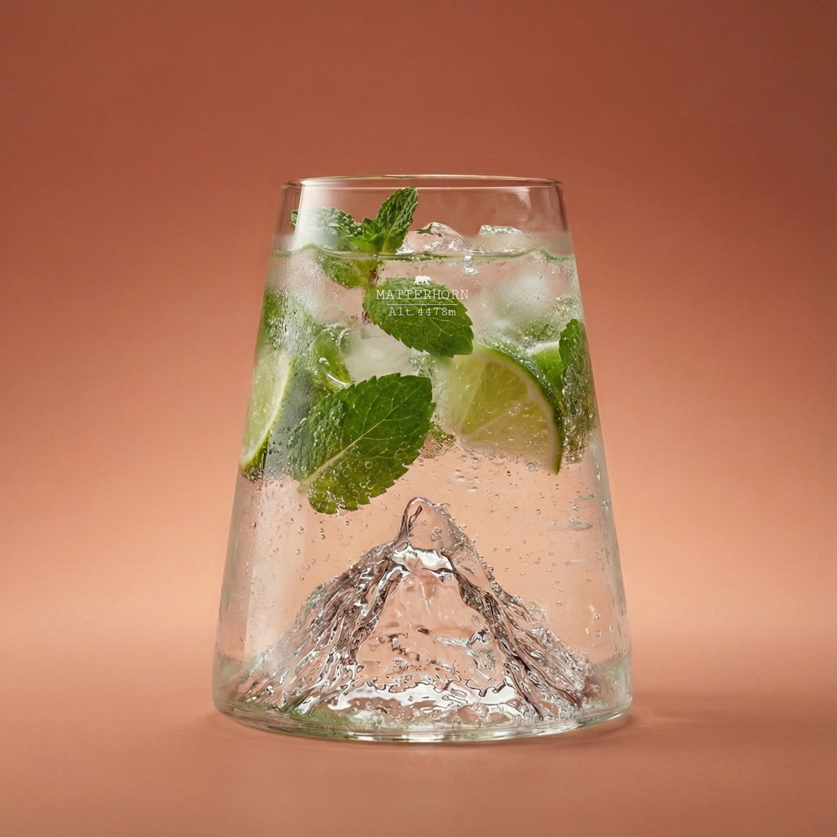 Dieses Foto zeigt ein Glas mit einer topografischen Darstellung des Matterhorns. Das Produkt wird als Glas - Topographic Matterhorn bezeichnet.