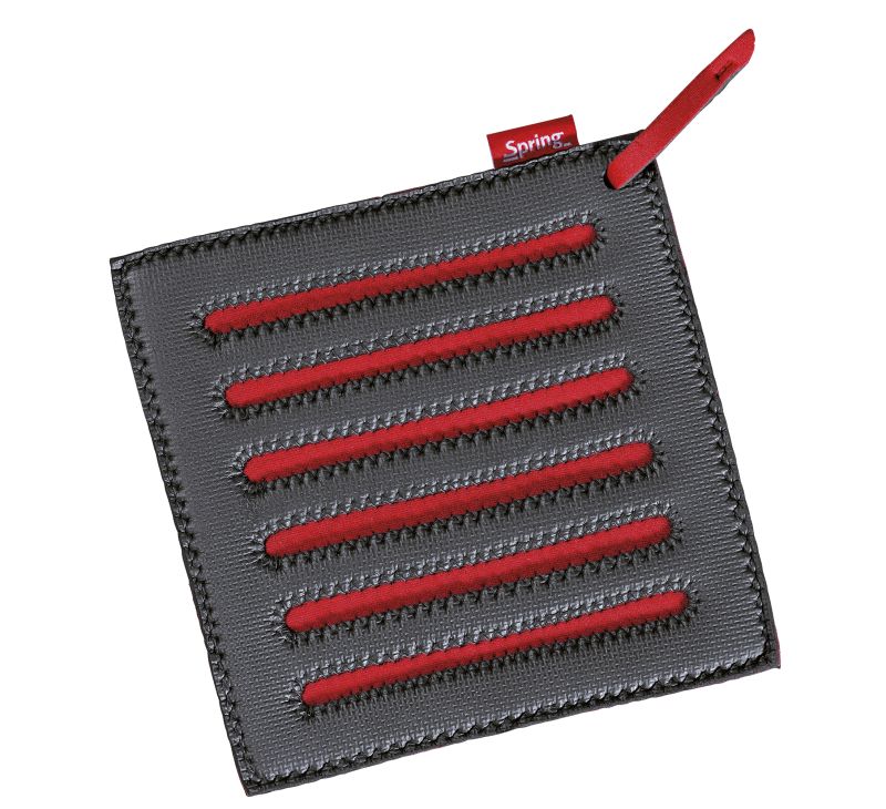 Das Bild zeigt einen eckigen Untersetzer in den Farben Rot und Schwarz. Er hat parallele rote Streifen und eine kleine Schlaufe an einer Ecke.