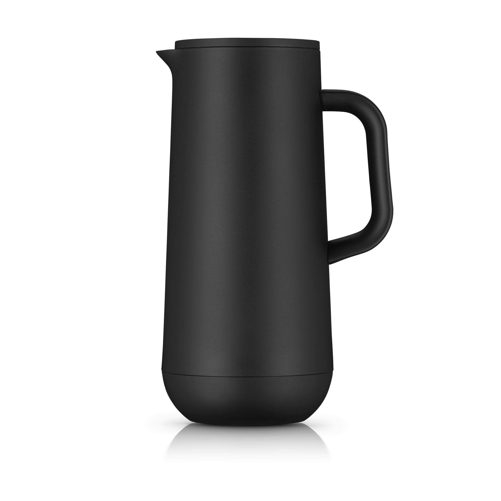 Auf dem Bild ist eine schwarze Thermoskanne mit einem Henkel zu sehen. Sie steht aufrecht vor einem weißen Hintergrund.