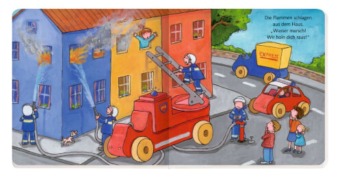 Die Feuerwehr löscht ein brennendes Haus und rettet ein Kind mit einer Leiter. Auf der Straße sehen Leute und ein Hund dem Einsatz zu.