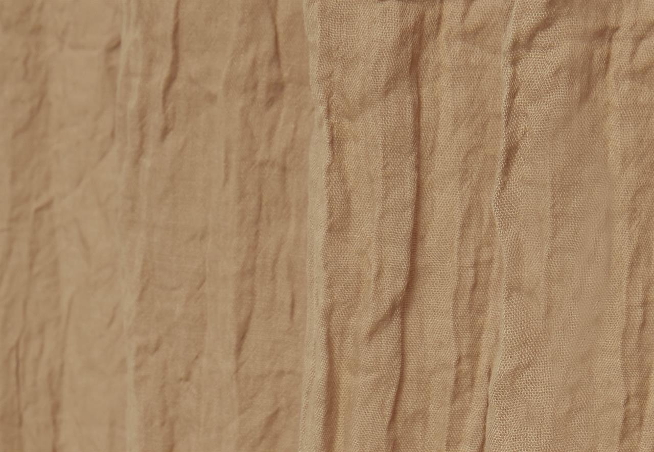 Der Stoff auf dem Bild ist beige und hat eine weiche, vintage Optik. Es handelt sich um den Baldachin Betthimmel Vintage in der Farbe Biscuit.