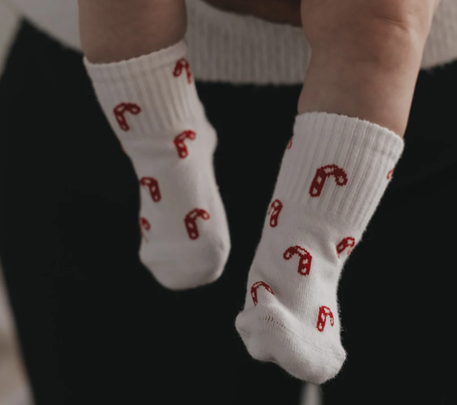 Babysocken Allover Zuckerstangen in der Größe 16-18 werden gezeigt. Die Socken sind mit vielen kleinen Zuckerstangen verziert und für Babys geeignet.