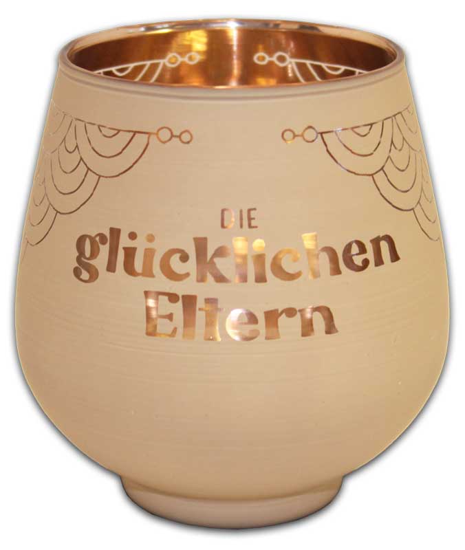 Das Bild zeigt ein Windlicht mit der Aufschrift "Die glücklichsten Eltern". Das Windlicht ist hell und hat goldene Verzierungen sowie eine glänzende Innenseite.
