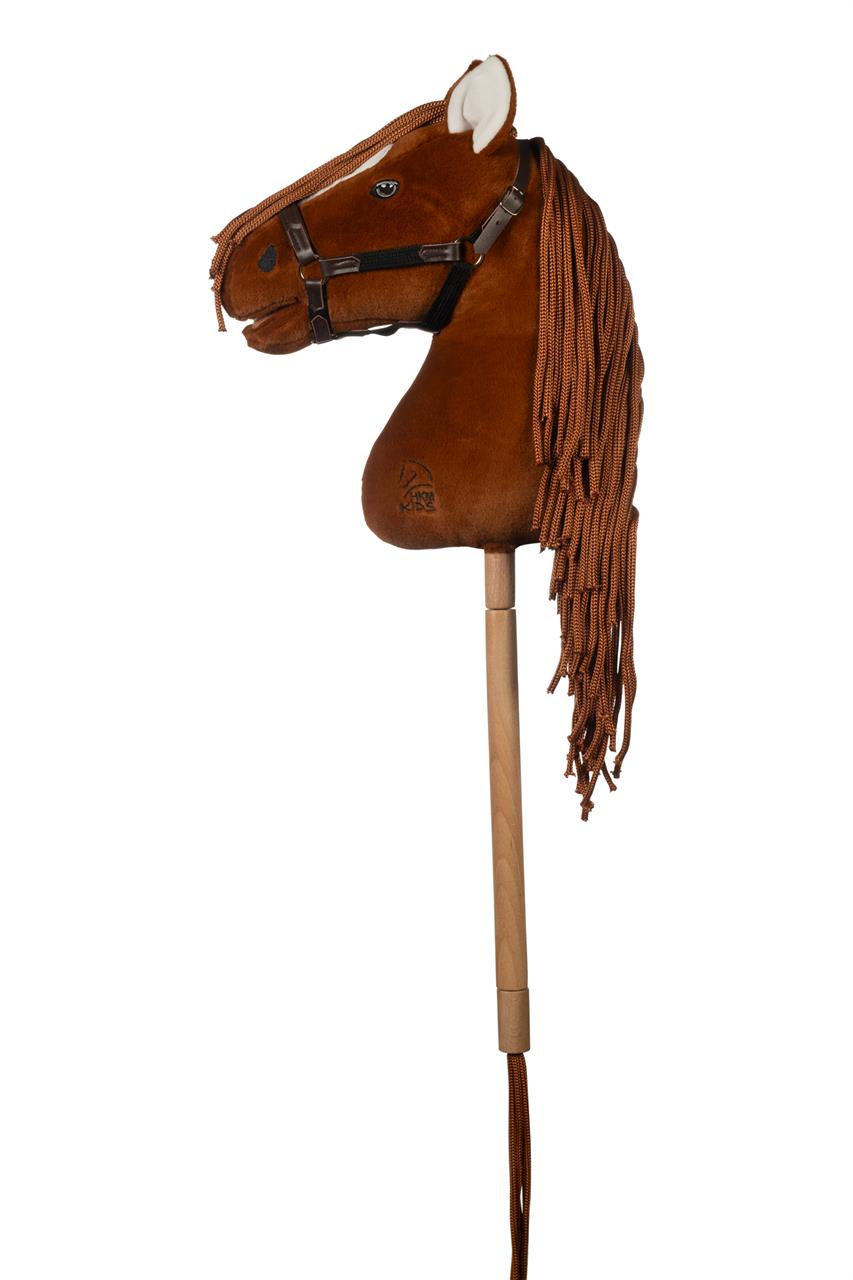 Auf dem Bild ist ein Steckenpferd mit braunem Fell und langem, geflochtenem Schweif zu sehen. Es handelt sich um das Produkt "Hobby Horse -Premium- Dunkelfuchs".