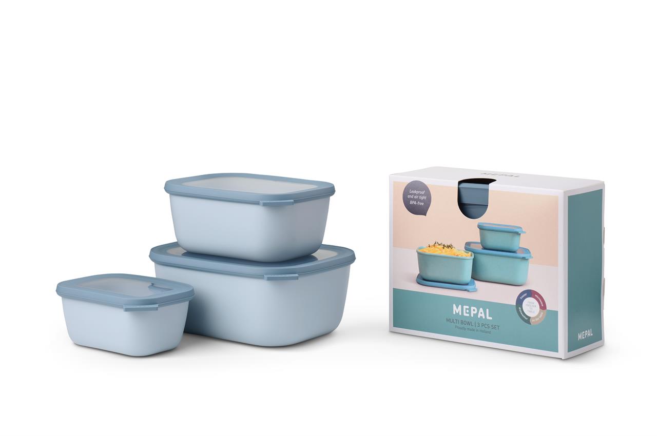 Das Bild zeigt ein 3-teiliges Set rechteckiger Vorratsdosen in der Farbe Nordic Blue. Rechts daneben ist die Verpackung mit dem Produktfoto und dem Markennamen Mepal zu sehen.