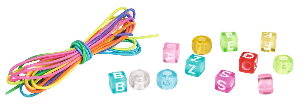 Das Bild zeigt bunte, transparente Buchstabenperlen und mehrere bunte Schnüre. Die Perlen haben verschiedene Farben und aufgedruckte Buchstaben.