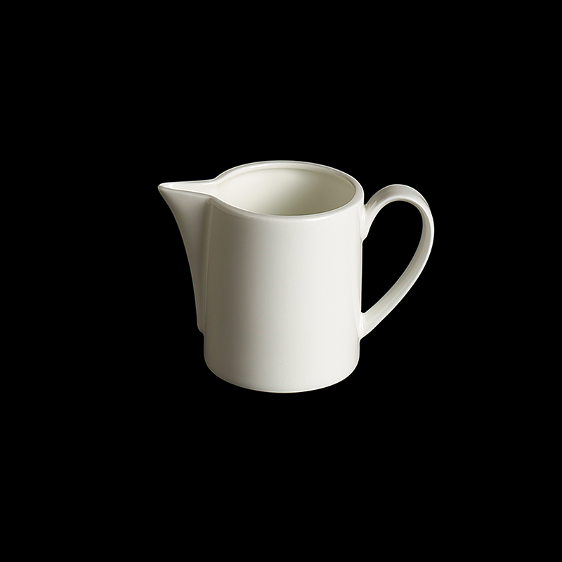 Auf dem Bild ist ein zylindrischer, weißer Gießer aus Fine Bone China zu sehen. Er hat ein Fassungsvermögen von 0,25 Litern und einen Henkel.