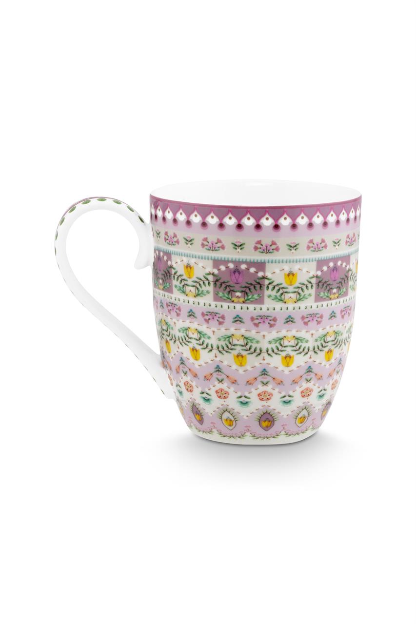 Die Henkelbecher XL „Lily & Lotus“ ist eine violette Tasse mit einem Fassungsvermögen von 450 ml. Sie ist verziert mit bunten floralen Mustern und dekorativen Details.