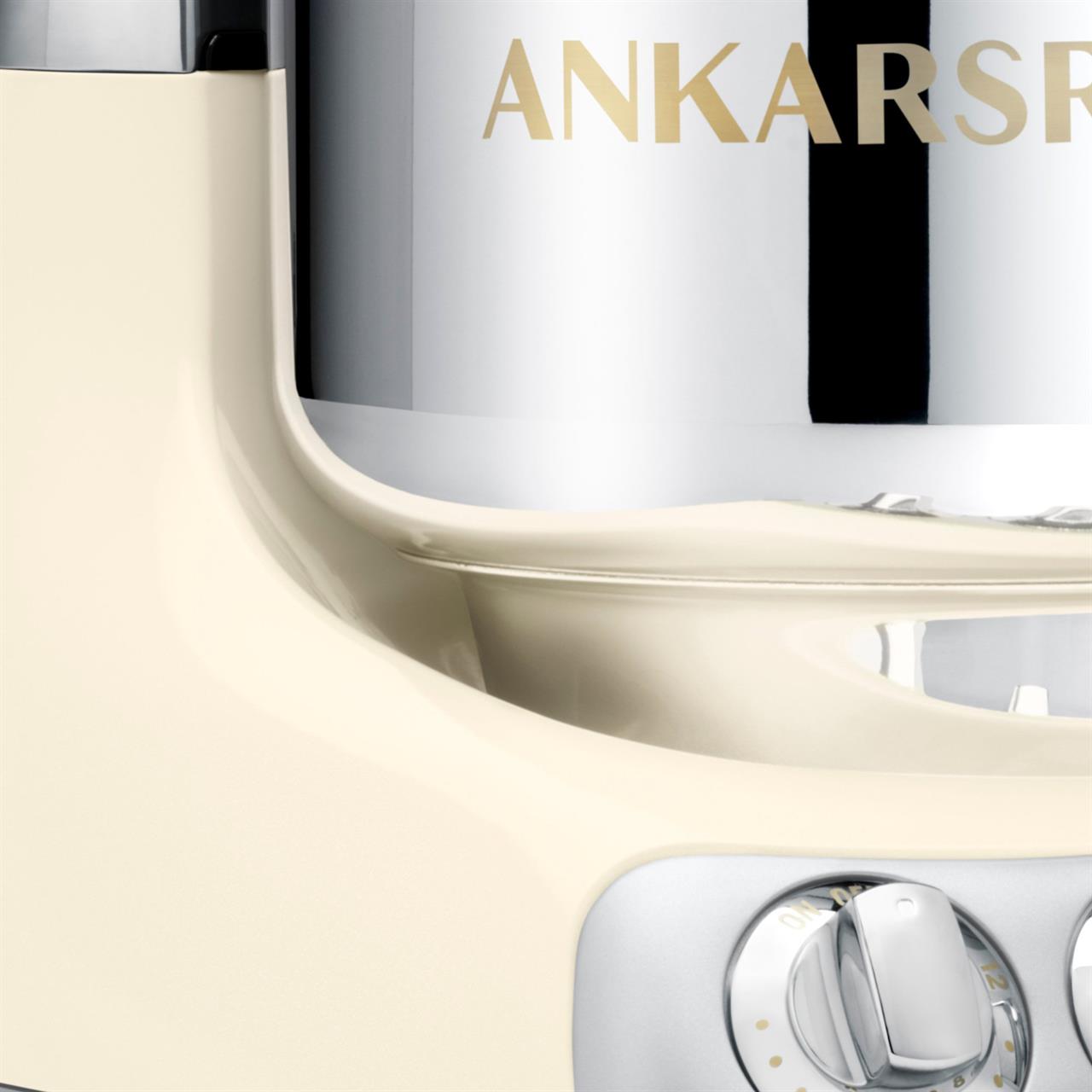 Das Bild zeigt einen Ausschnitt der Küchenmaschine „Light Creme“ in einer cremefarbenen Ausführung. Man sieht einen Teil des Edelstahlbehälters mit dem Schriftzug „ANKARSRUM“ und die Bedienelemente.