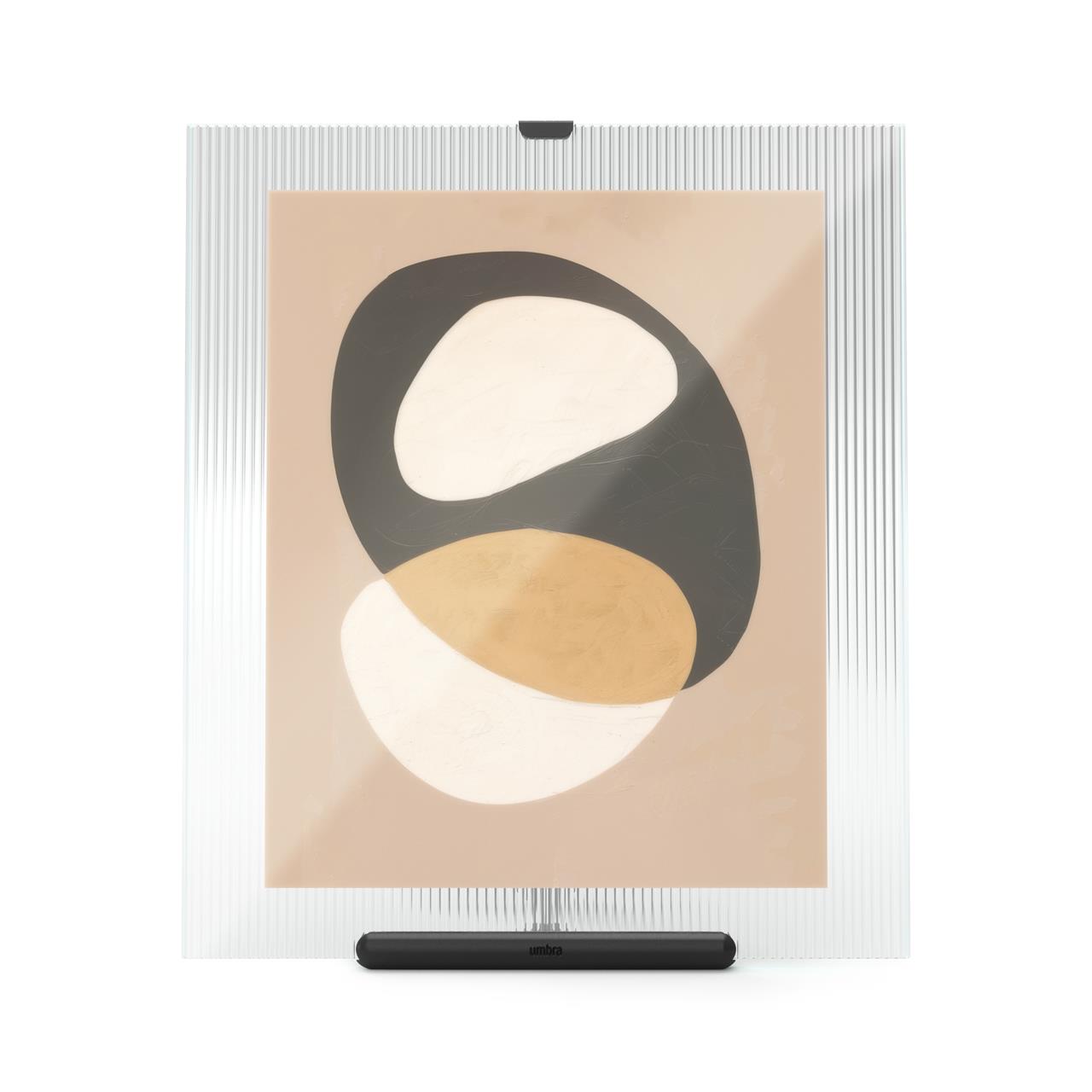 Der Flute Bilderrahmen 8x10 cm in Schwarz zeigt ein modernes, abstraktes Bild. Der Rahmen hat eine geriffelte, transparente Oberfläche und einen schwarzen Standfuß.