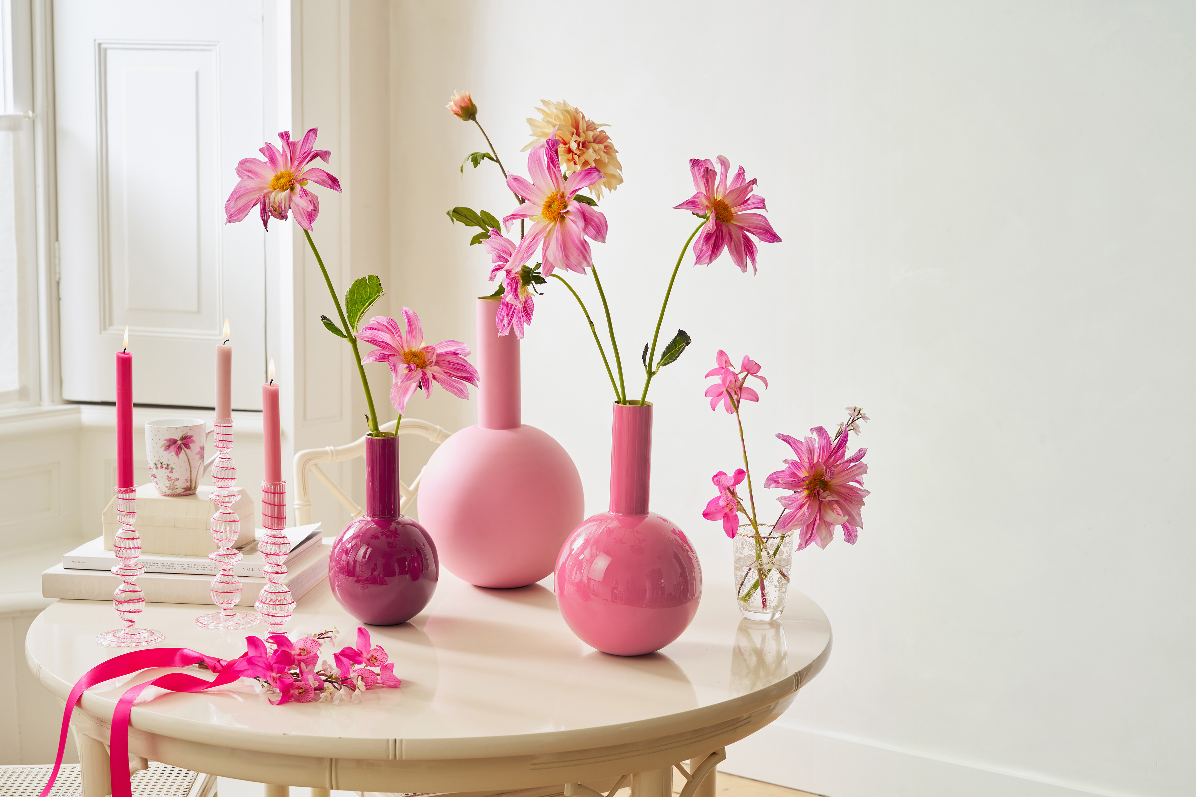 Die Vase Metal Medium Pink 19x33 cm besticht durch ihre intensive Farbe. Sie ist besonders geeignet für moderne Einrichtungen.