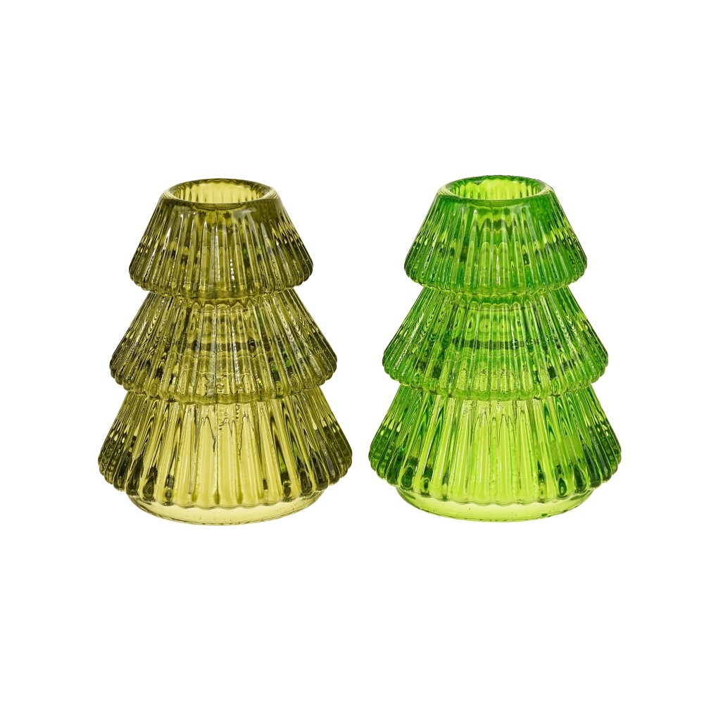 Auf dem Bild sind zwei grüne Kerzenhalter aus Glas in Tannenbaumform zu sehen. Die Kerzenhalter sind 6,5 x 8 cm groß und in zwei unterschiedlichen Grüntönen sortiert.