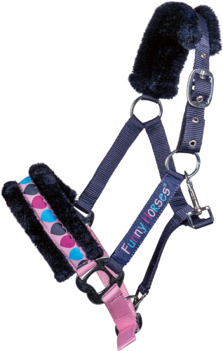 Auf dem Bild ist ein buntes Pferdehalfter mit weichem Fellpolster zu sehen. Es trägt die Aufschrift "Funny Horses" und ist mit bunten Herzchen verziert.