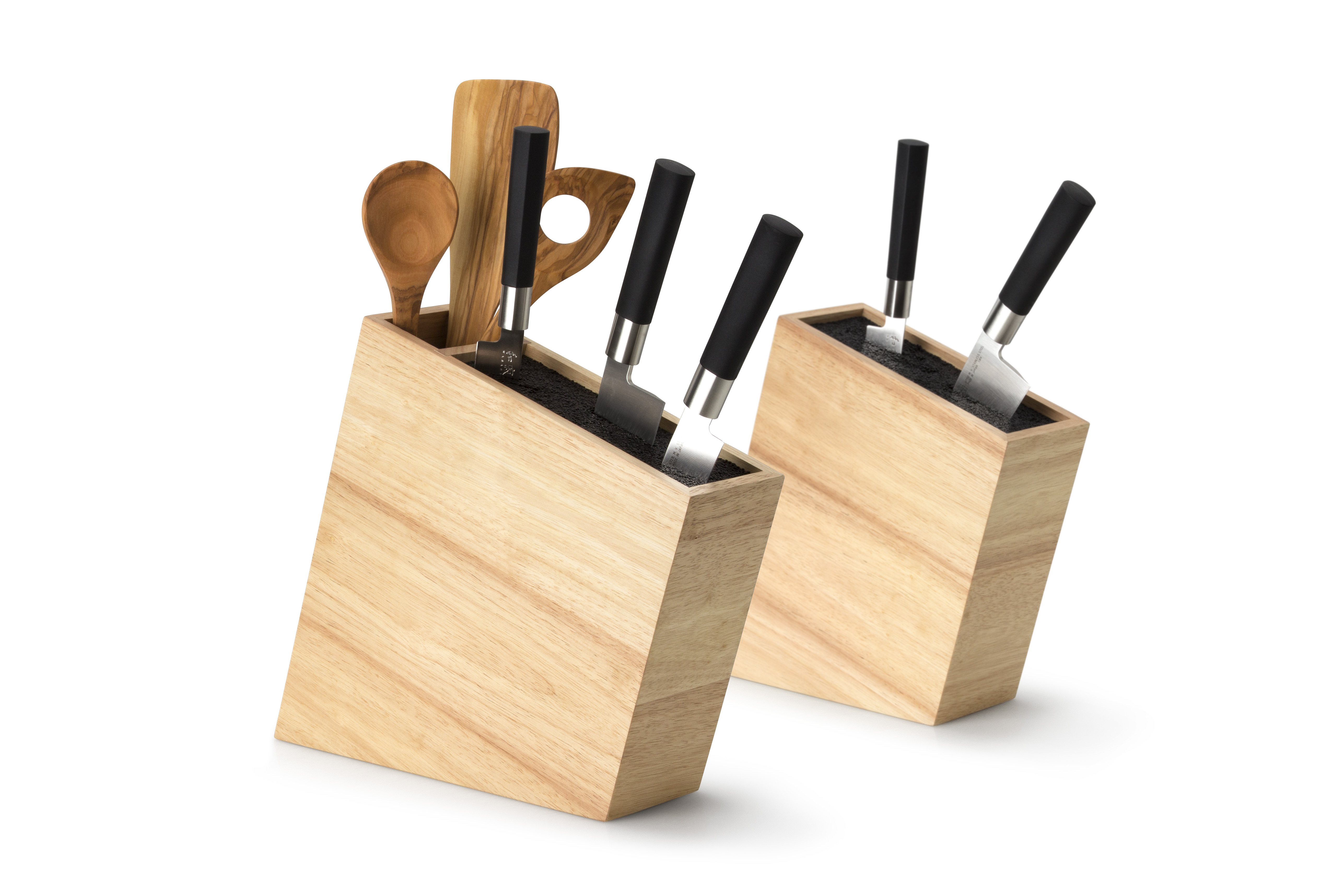 Auf dem Bild sind zwei Messerblöcke aus Holz zu sehen. In den Blöcken stecken Messer mit schwarzen Griffen und einige Holzkochlöffel.
