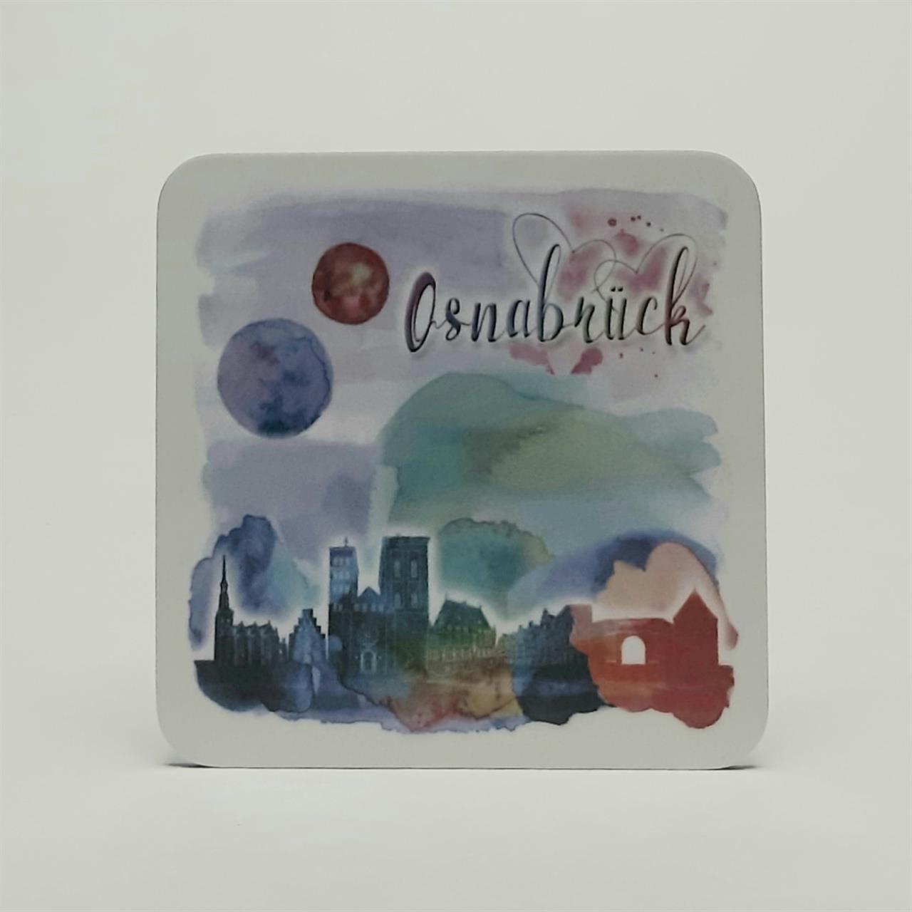 Das Bild zeigt einen Untersetzer mit dem Schriftzug "Osnabrück". Im Hintergrund ist eine bunte, künstlerische Skyline der Stadt zu sehen.