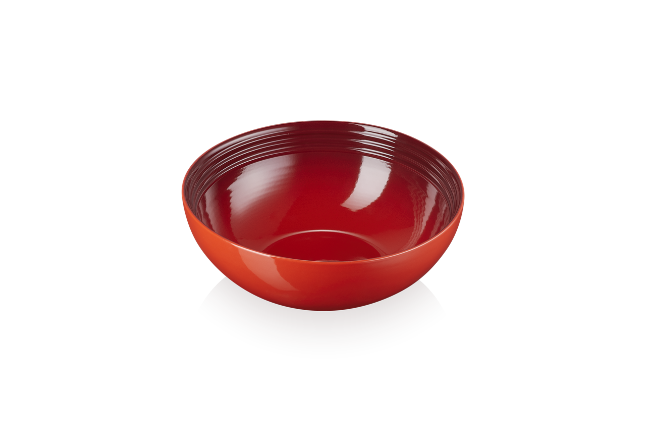 Die Abbildung zeigt eine rote Salatschüssel mit einem Durchmesser von 24 cm. Die Schüssel hat eine glänzende Oberfläche und ist innen sowie außen kirschrot.