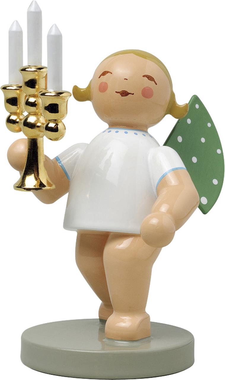 Auf dem Bild ist eine kleine Engelsfigur mit grünen Flügeln und weißen Punkten zu sehen. Der Engel hält einen vergoldeten Leuchter mit drei Kerzen in der Hand.