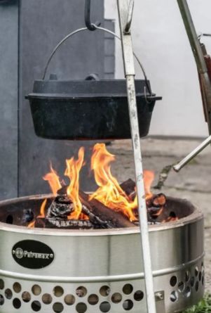 Das Produkt auf dem Bild heißt Petromax. Es ist vermutlich ein Outdoor- oder Kochutensil.