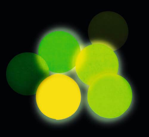 Auf dem Bild sind sechs leuchtende Kreise in Gelb- und Grüntönen zu sehen. Sie scheinen auf einem dunklen Hintergrund zu liegen und strahlen Licht aus.