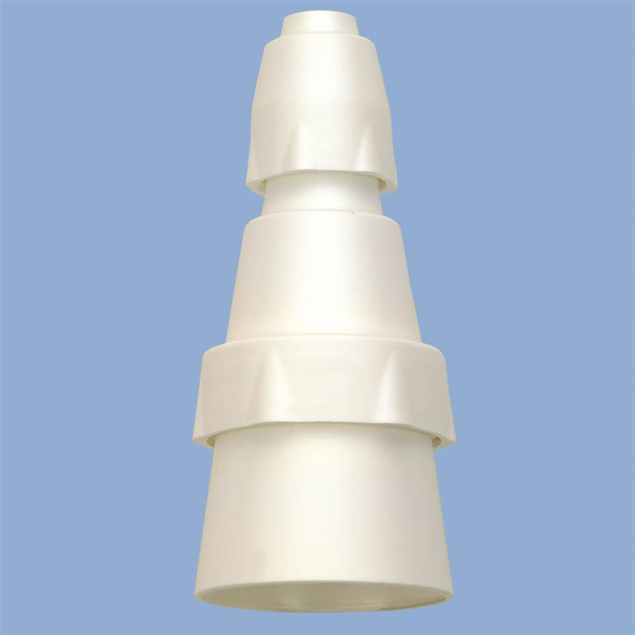 Das Bild zeigt einen weißen Kombi-Adapter aus Kunststoff. Der Adapter hat mehrere abgestufte Anschlüsse für verschiedene Rohrdurchmesser.