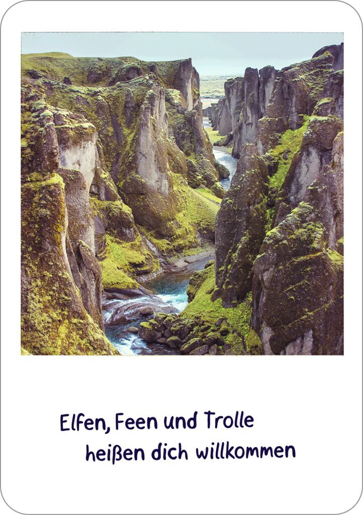 Das Bild zeigt eine beeindruckende Schlucht mit moosbedeckten Felsen und einem Fluss. Unter dem Bild steht der Text: "Elfen, Feen und Trolle heißen dich willkommen."