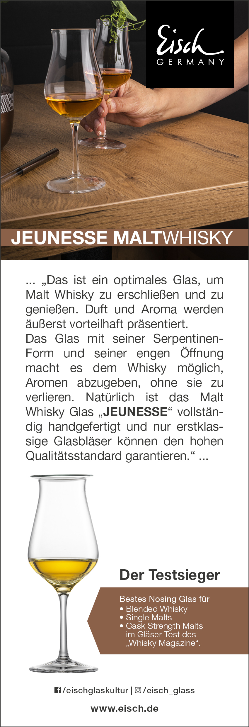 Auf dem Bild sind zwei Whiskygläser mit goldenem Inhalt auf einem Holztisch zu sehen, wobei eine Hand eines der Gläser hält. Es handelt sich um eine Werbeanzeige für das Eisch "JEUNESSE" Malt Whisky Glas aus Deutschland.