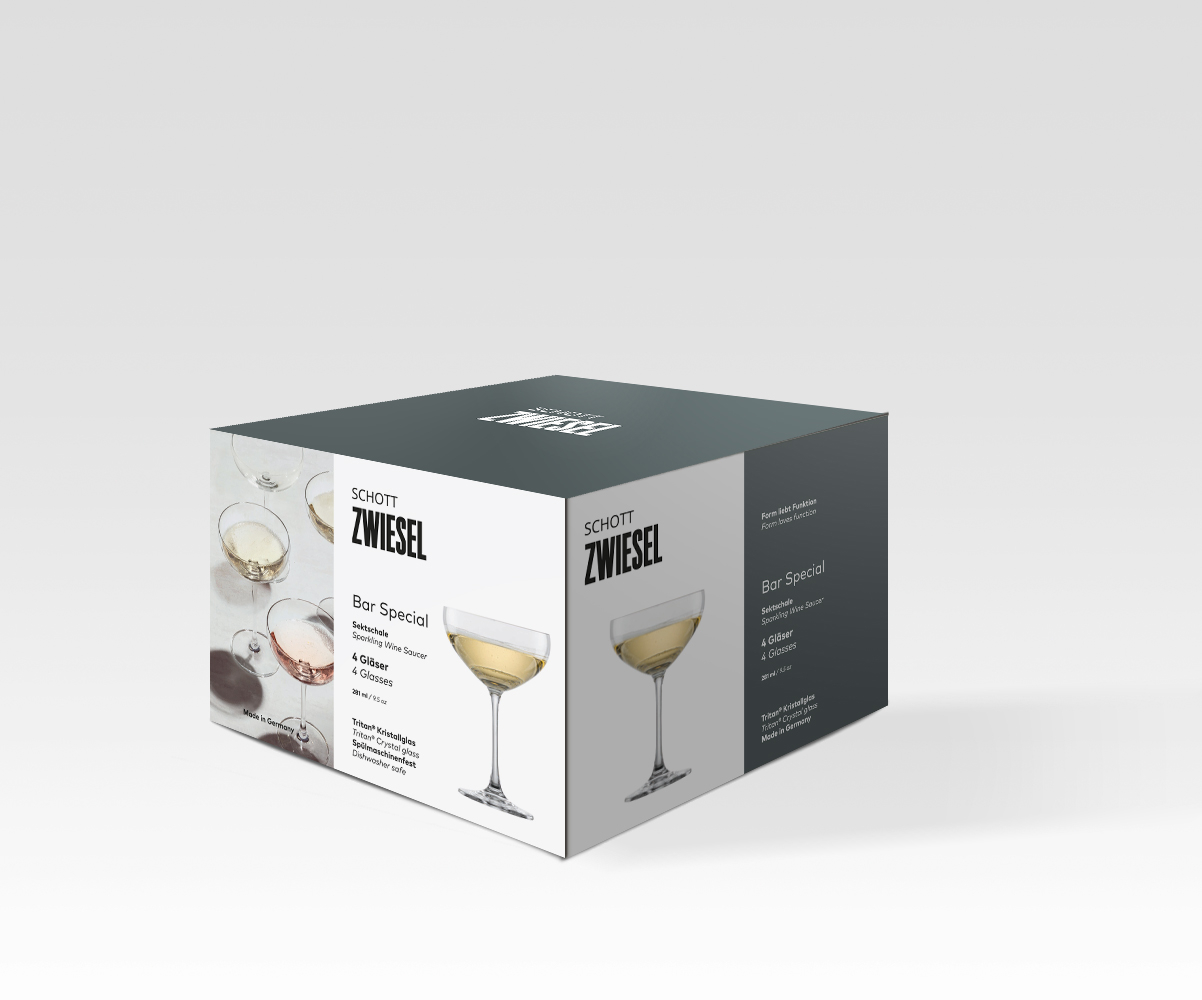 Die Abbildung zeigt eine Verpackung des Produkts "4er Sektschale Bar Special 8" von Schott Zwiesel. Auf der Verpackung sind vier elegante Sektschalen-Gläser abgebildet.