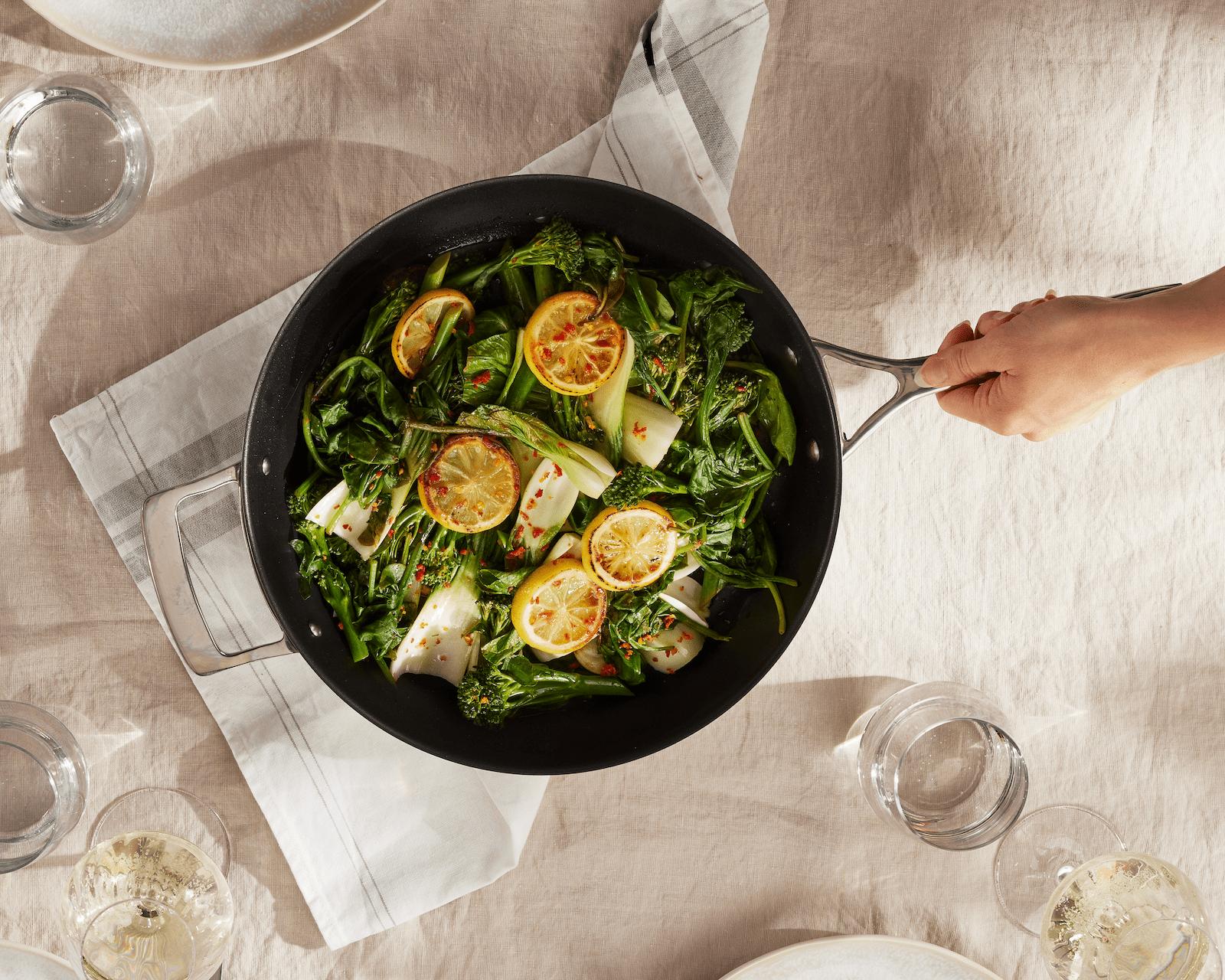 Das Bild zeigt eine Kupferkernpfanne mit einem Stielgriff. Die Pfanne ist beschichtet und hat einen Durchmesser von 32 cm.