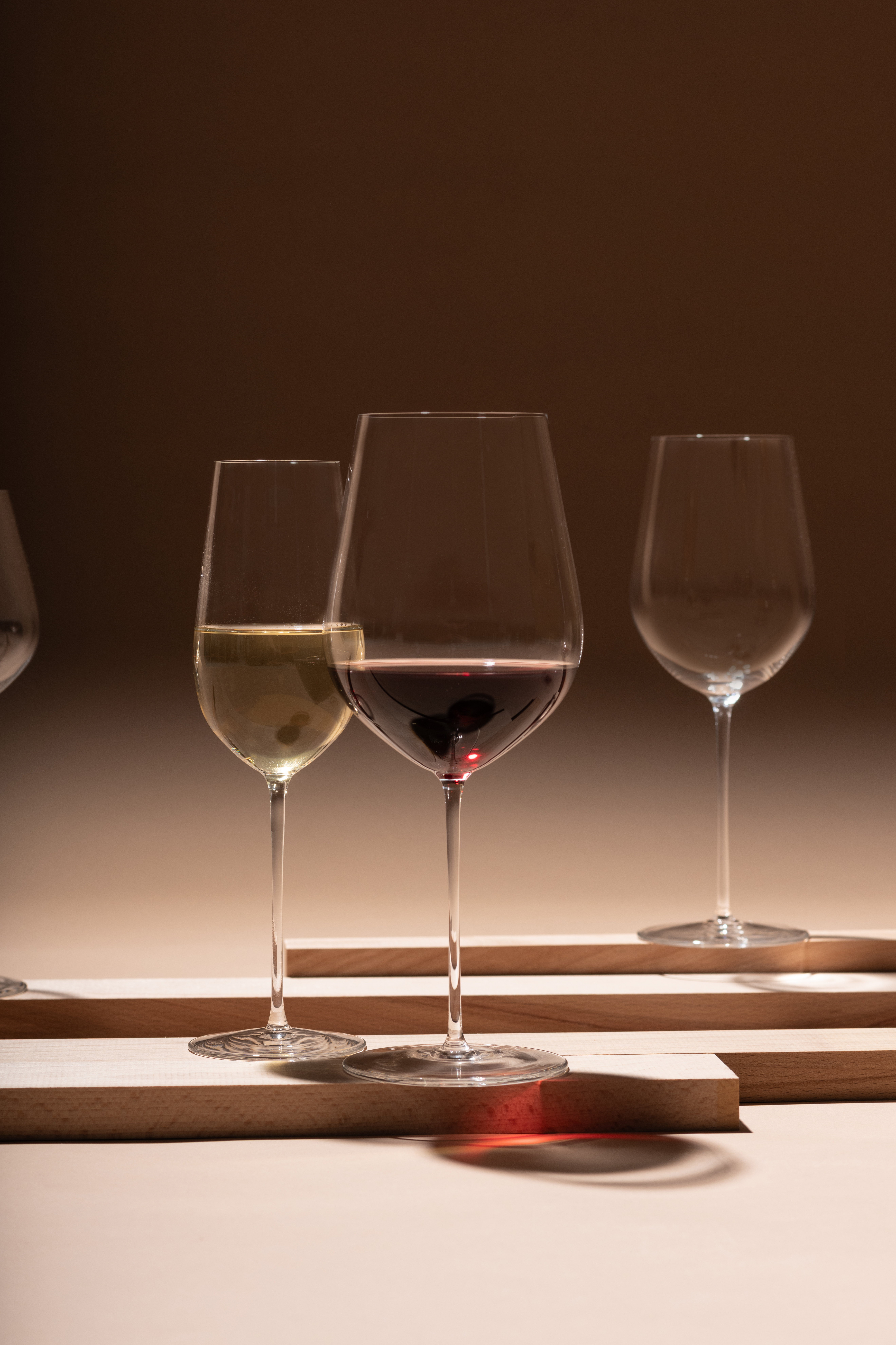 Gezeigt wird ein modernes Getränkeglas. Das Glas steht aufrecht und ist leer.